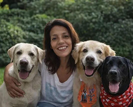 Allegra, Pietra e Biscuit lendo um livro juntos